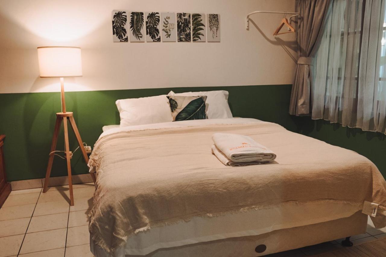 Roemah Renjana Bandung Bed & Breakfast Exterior photo